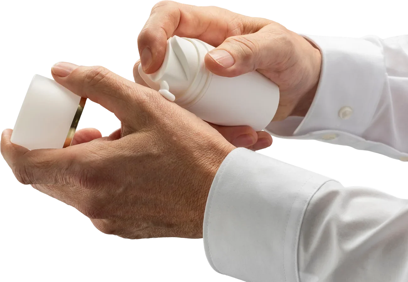 Hände öffnen einen weißen Airlessio Airless-Spender